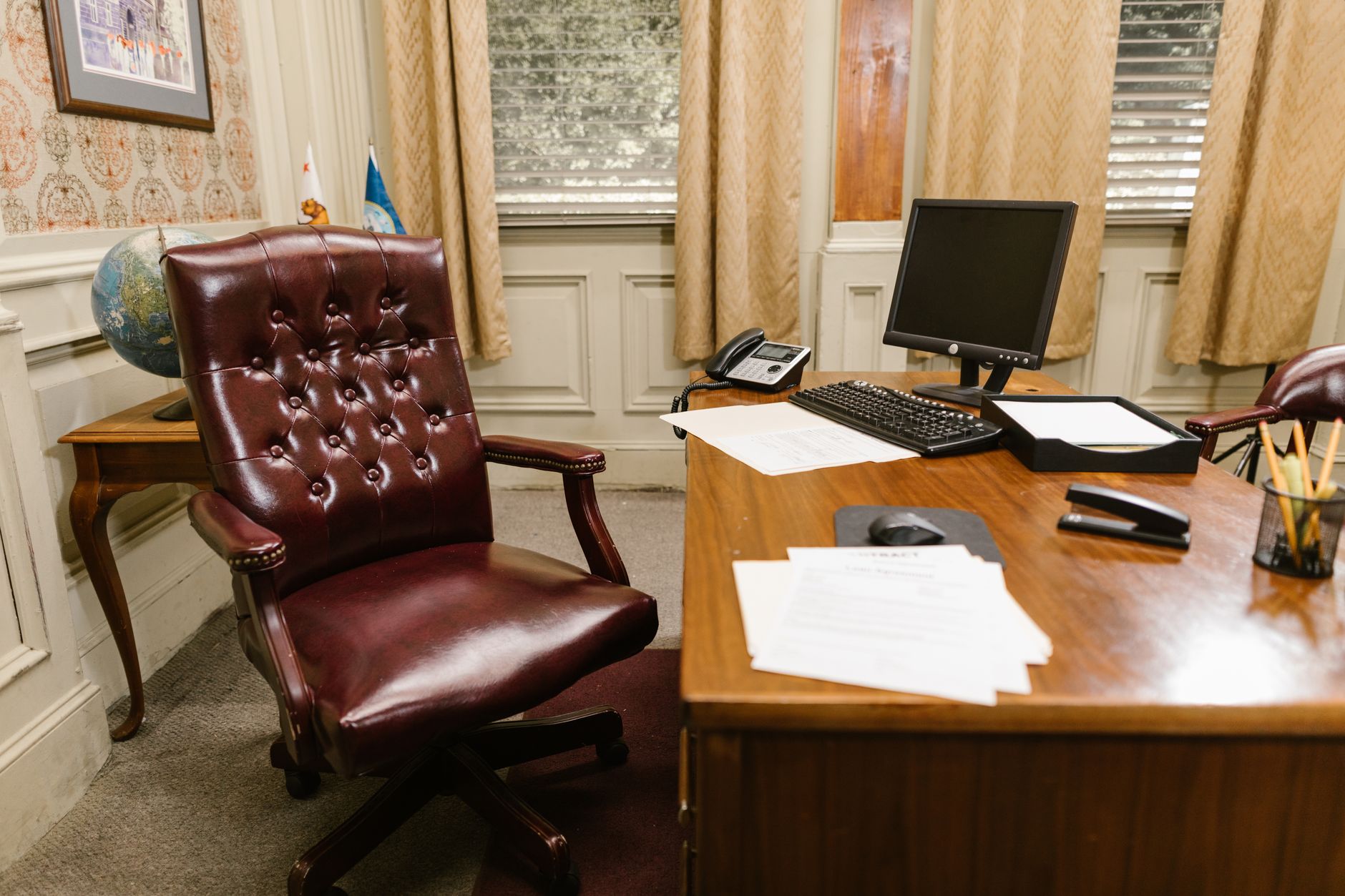Mesa de trabajo con notas y materiales de consulta